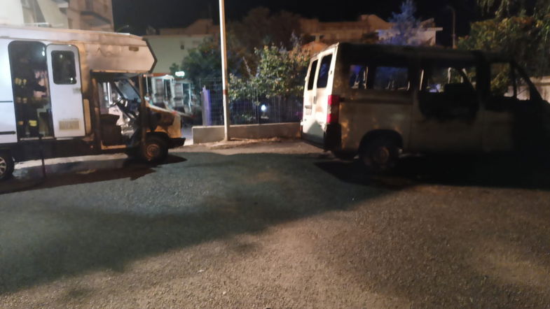 Furgone in fiamme, salvo un camper con una bombola a bordo