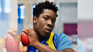 Il sindaco Stasi si complimenta con l'atleta Jesse John 