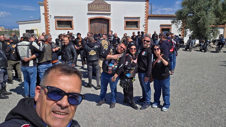 Raduni bikers, Porsche e Lambrette, la foto di rito è sotto la ciminiera Amarelli
