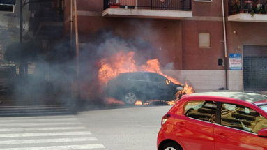 Auto a fuoco in pieno giorno, paura a Rossano scalo