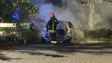 Incendio devasta un'auto parcheggiata nell'area della movida a Sant'Angelo