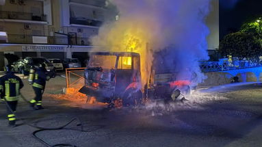 Ancora fiamme nella notte: a fuoco un autospurgo a Corigliano scalo