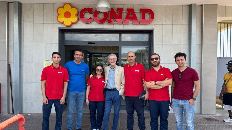 Continua la protesta dei lavoratori del supermercato Conad di Castrovillari