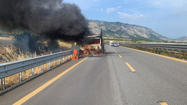 Autoarticolato in fiamme sulla A2 tra Castrovillari e Morano