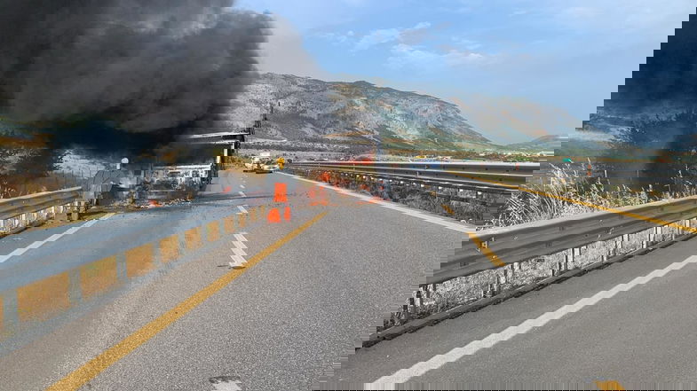 Autoarticolato in fiamme sulla A2 tra Castrovillari e Morano