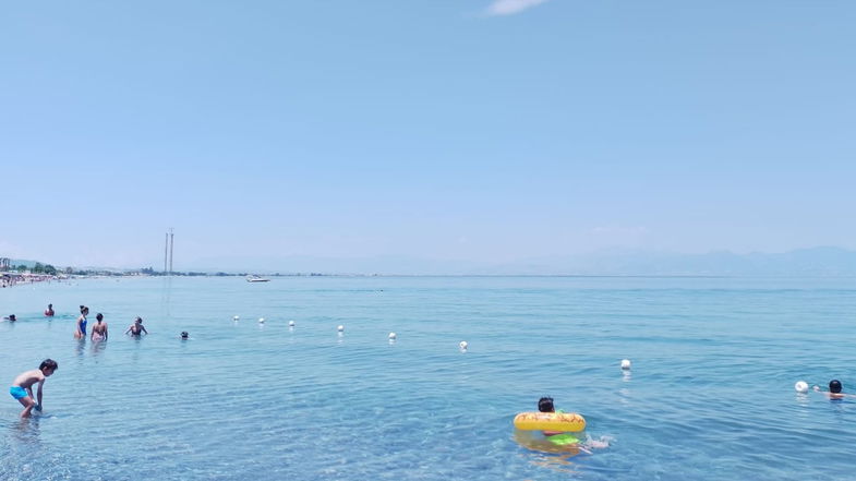 Segnalazioni scie in mare, il Comune di Co-Ro rassicura: «Fenomeno naturale noto e studiato»