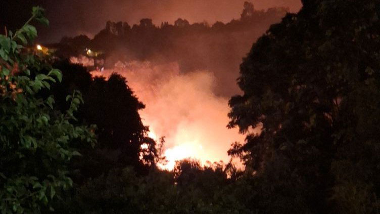 Brucia Amendolara, il fuoco minaccia le case. Il sindaco: «Situazione terribile»