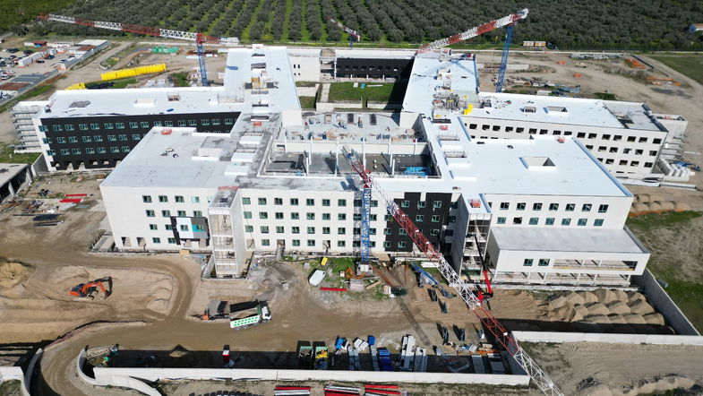 Nuovo Ospedale, principio di incendio da un pannello: fiamme subito domate