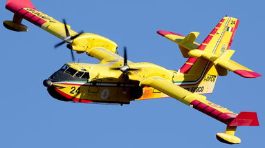 Fiamme anche a Vallone del Corvo a Cassano Jonio: operativi un canadair e due elicotteri
