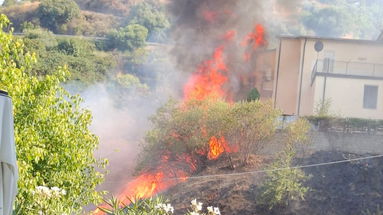 Fiamme al Traforo minacciano la chiesa di San Bartolomeo