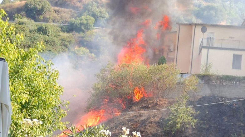 Fiamme al Traforo minacciano la chiesa di San Bartolomeo