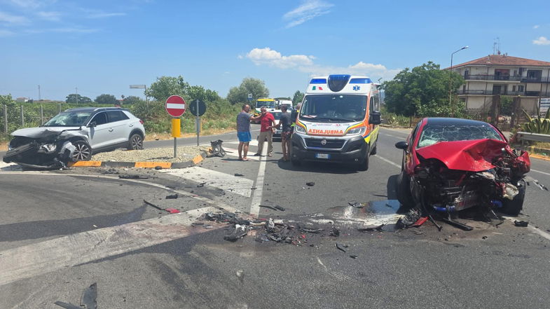Ennesimo incidente sulla Statale 106: due feriti allo svincolo di Contrada Boscarello