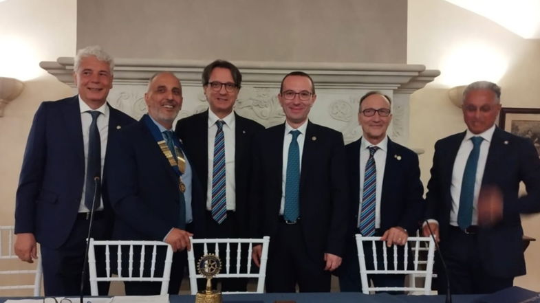 Passaggio del collare al Rotary Club Rossano Bisantium: Pasquale Di Vico è il nuovo Presidente 