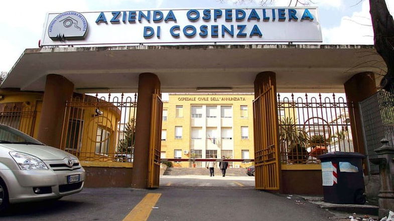Non ce l'ha fatta l'anziano colto da malore nel centro storico di Rossano