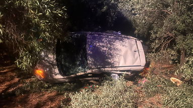 Paura a Corigliano, un'auto a metano finisce in una scarpata