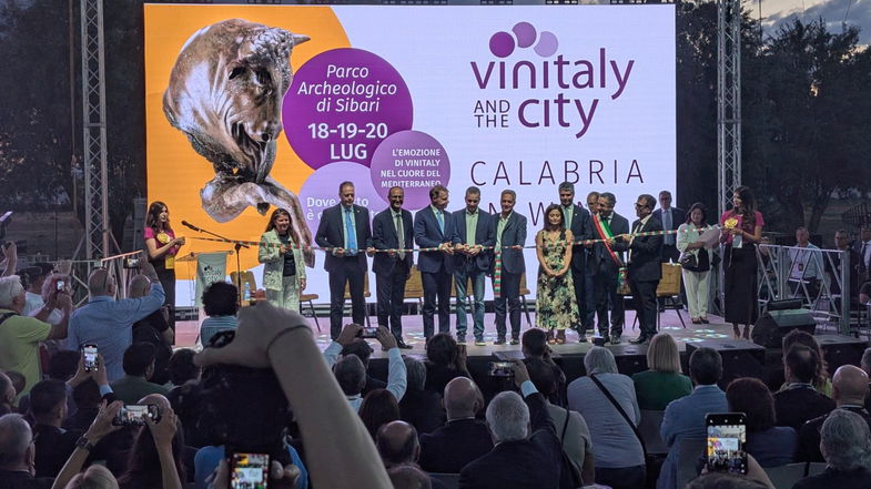 Il ministro Lollobrigida taglia il nastro del secondo Vinitaly a Sybaris