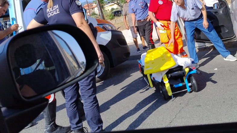 Auto perde il controllo e finisce fuori strada: soccorso l'uomo alla guida
