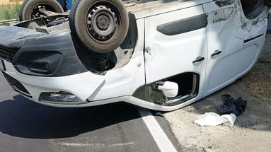 Incidente sulla Statale 106 a Toscano: furgone si ribalta, due feriti estratti dalle lamiere