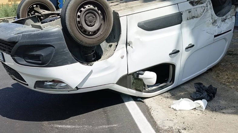 Incidente sulla Statale 106 a Toscano: furgone si ribalta, due feriti estratti dalle lamiere