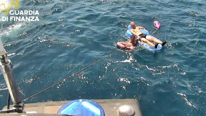 Corigliano-Rossano, salvati due bagnanti alla deriva grazie alla Guardia di Finanza
