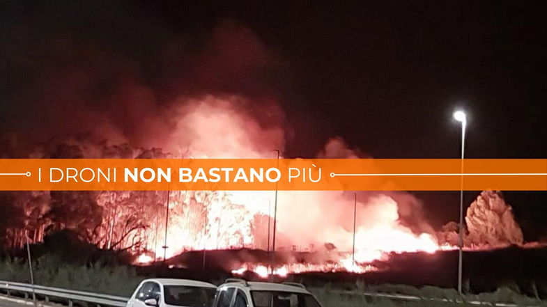 Incendio nella pineta di Sibari, notte di paura: fiamme minacciano il resort Minerva | FOTO