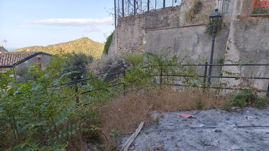 Centro storico di Rossano: «Pochi turisti smarriti tra sporcizia, rifiuti e abbandono» | FOTO