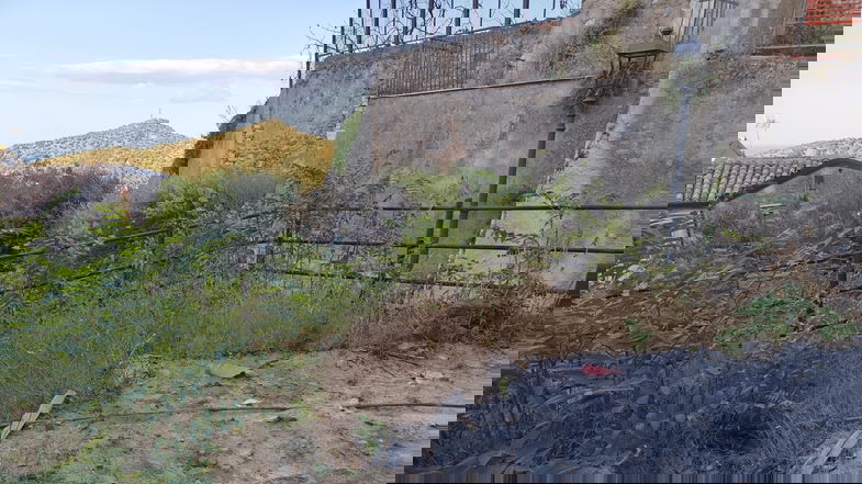 Centro storico di Rossano: «Pochi turisti smarriti tra sporcizia, rifiuti e abbandono» | FOTO