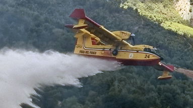 Plataci, ancora in fiamme il Pollino: in azione tre canadair