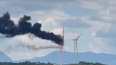 A fuoco turbina eolica a Terranova da Sibari: cadono le pale in un uliveto