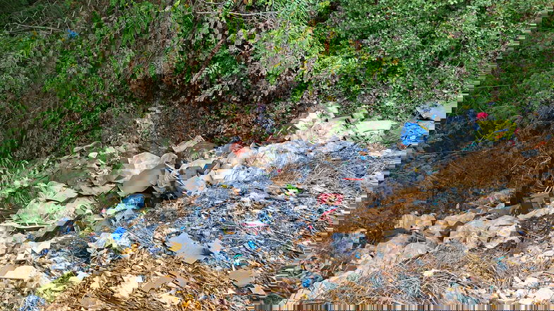 Vergogna tra i boschi di Corigliano: discarica abusiva e fontana storica rotta